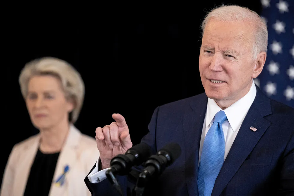 US President Joe Biden, flanked by European Commission President Ursula von der Leyen.