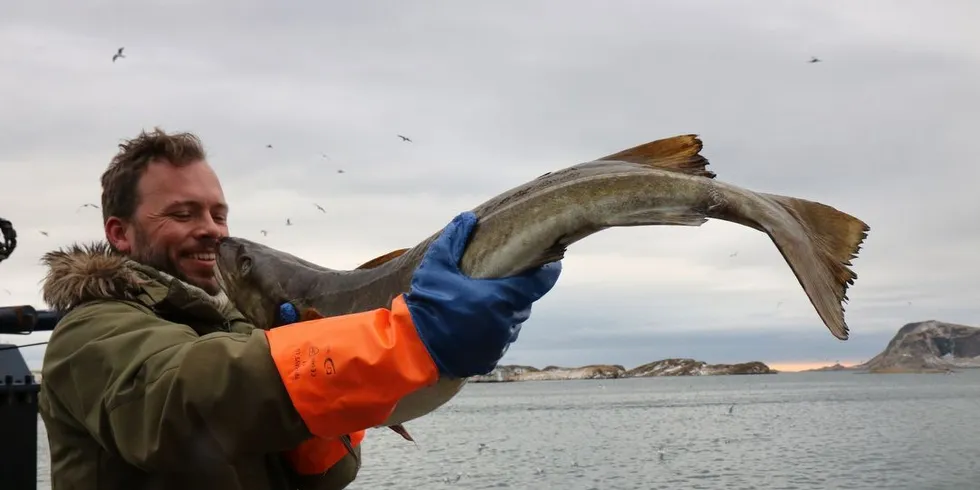 SV-leder Audun Lysbakken viser at han velger seg torsken foran olje i Lofoten. Foto: Jørn Mikael Hagen.