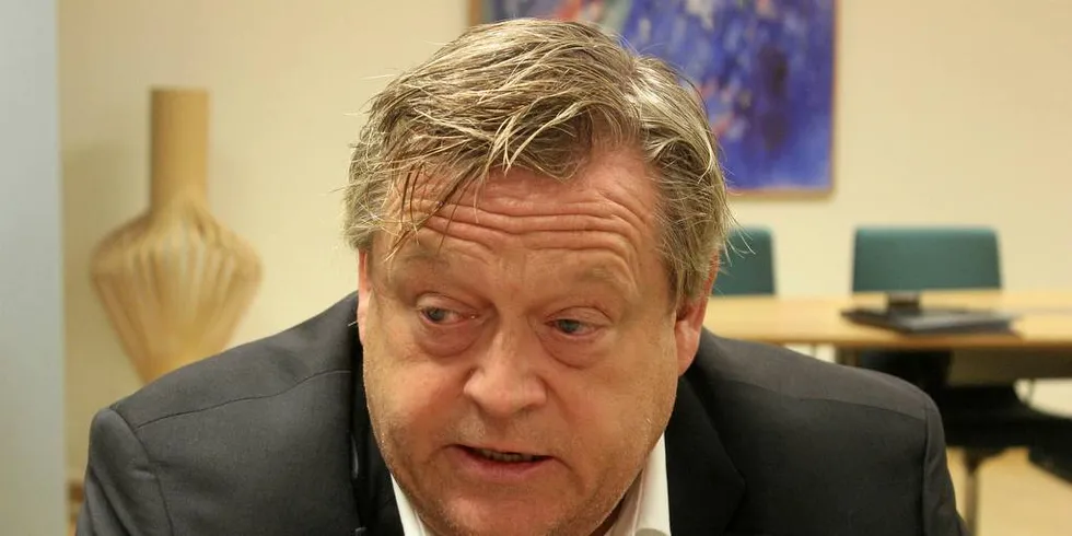 Fiskeriminister Harald Tom Nesvik (Frp) på sitt kontor fredag morgen.Foto: Anders Furuset