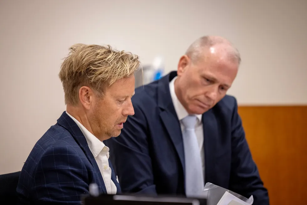 Jens Glasø (til venstre) kjemper mot arresten i store verdier i retten tirsdag med hjelp fra advokat Yngve Andersen fra Advokatfirma Wigemyr.