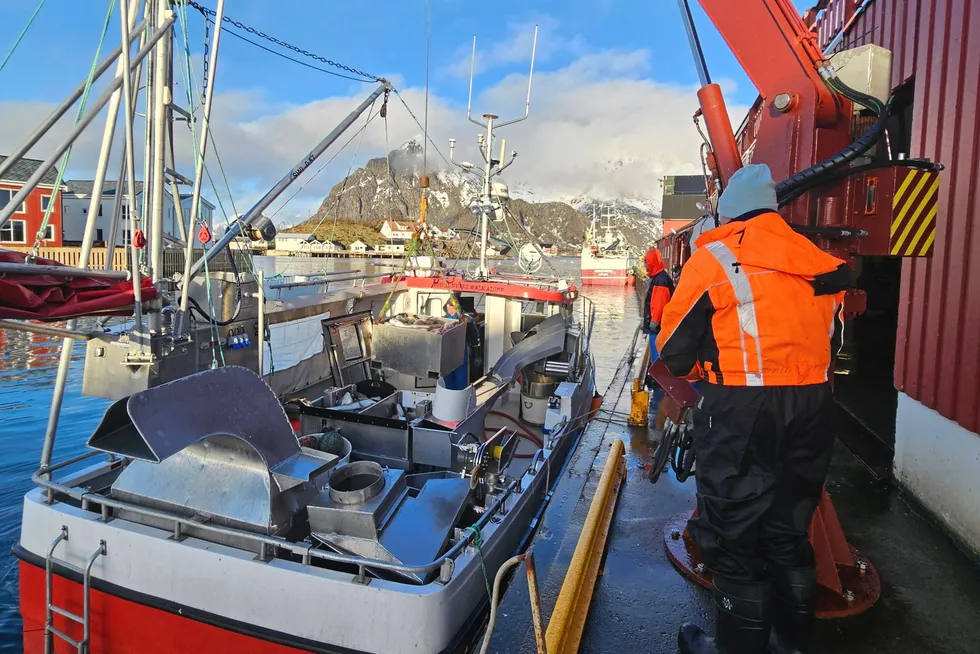 Her losser Holger R. Pedersen fisk sammen med sin sønn Patrick Pedersen på Gadus. FN-avtalen om fiske er i år 30 år og inneholder viktige nyvinninger både når det gjelder forvaltningsprinsipper, internasjonalt samarbeid og håndheving av regelverk.