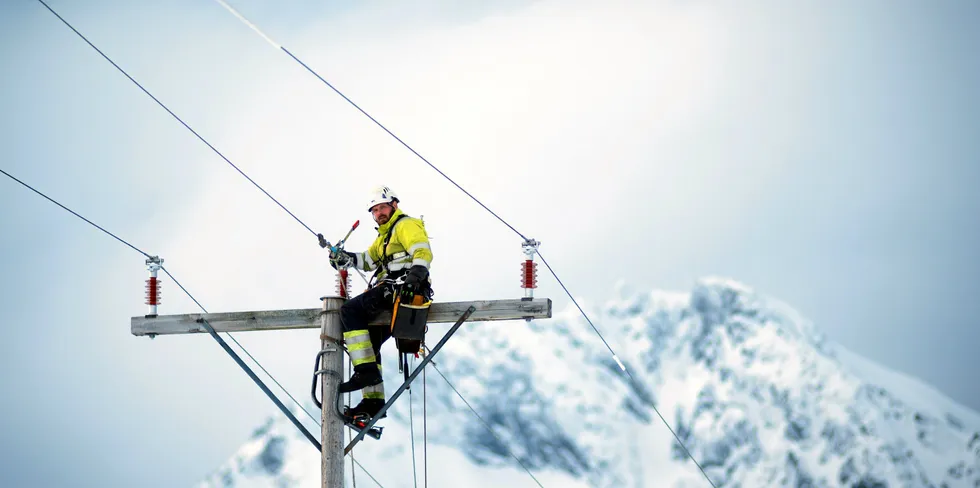 Oppgradering og bygging av nytt nett går for sakte både i Norge og i EU. Et nytt EU-initiativ kan få fart på arbeidet med å finne tiltak som tillater nettselskapene å være mer framoverlente. På bildet en montør fra Elmea som fikser nettet i Lofoten.