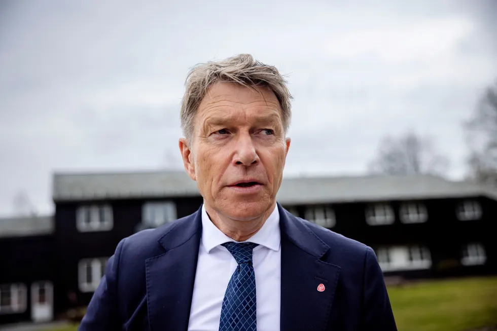 Terje Aasland (Ap) må erkjenne at vindturbinene på Sørlige Nordsjø II krever langt større statlige subsidier enn regjeringen først la til grunn.