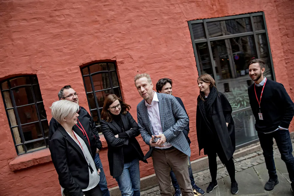 Den prisvinnende journalisten Kristoffer Egeberg (i midten) skal lede en ny tjeneste som skal faktasjekke det offentlige ordkskiftet. Her sammen med resten av den foreløpige redaksjonen. Fra venstre: Silje S. Skiphamn, Ola Strømman, Gunn Kari Hegvik, Kristoffer Egeberg, Jari Bakken, Ingrid Vihovde Reime og Bjørn Reitzer Johannessen. Foto: Aleksander Nordahl