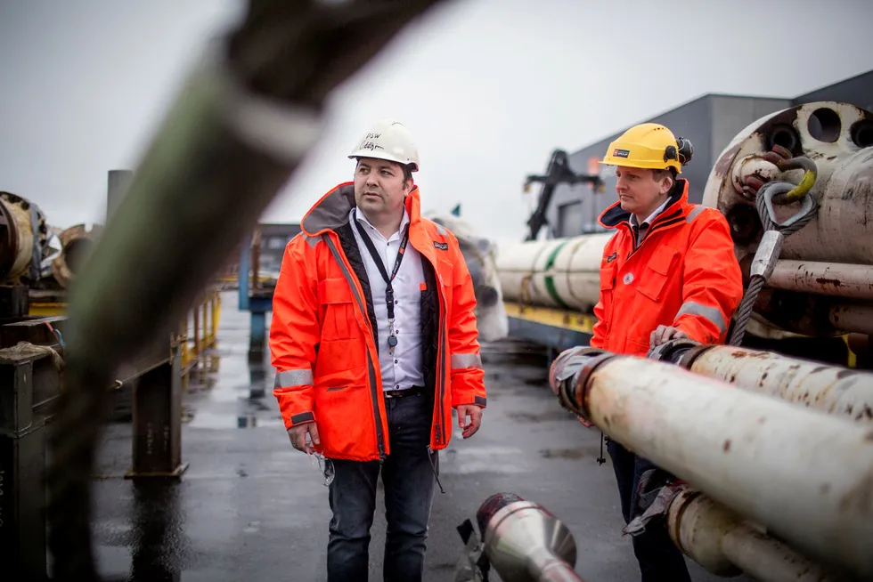 Energileverandøren PSW, med base på Mongstad, er blant mange servicebedrifter som er rammet. Flere kontrakter er utsatt og i fare for å bli kansellert, men foreløpig er kun 15 av totalt 420 ansatte permittert. – Foreløpig klarer vi å holde hjulene i gang, sier administrerende direktør Oddbjørn Haukøy (til venstre) i PSW. Her sammen med operasjonssjef Håvard Kallestad.