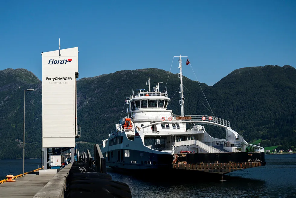Fergen Eidsfjord legger til kai i Anda, med ladetårn på venstre side. Strekningen Anda-Lote på E39 i Nordfjord var Norges første helelektriske fergestrekning.