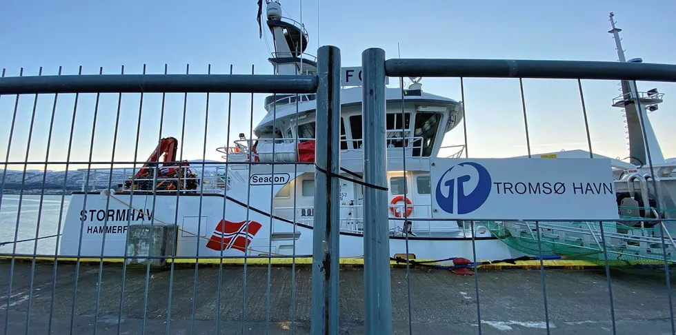 STENGT: "Stormhav" til kai i Tromsø. Tromsø Havn satte opp gjerde for at uvedkommende ikke skulle komme nær båten.