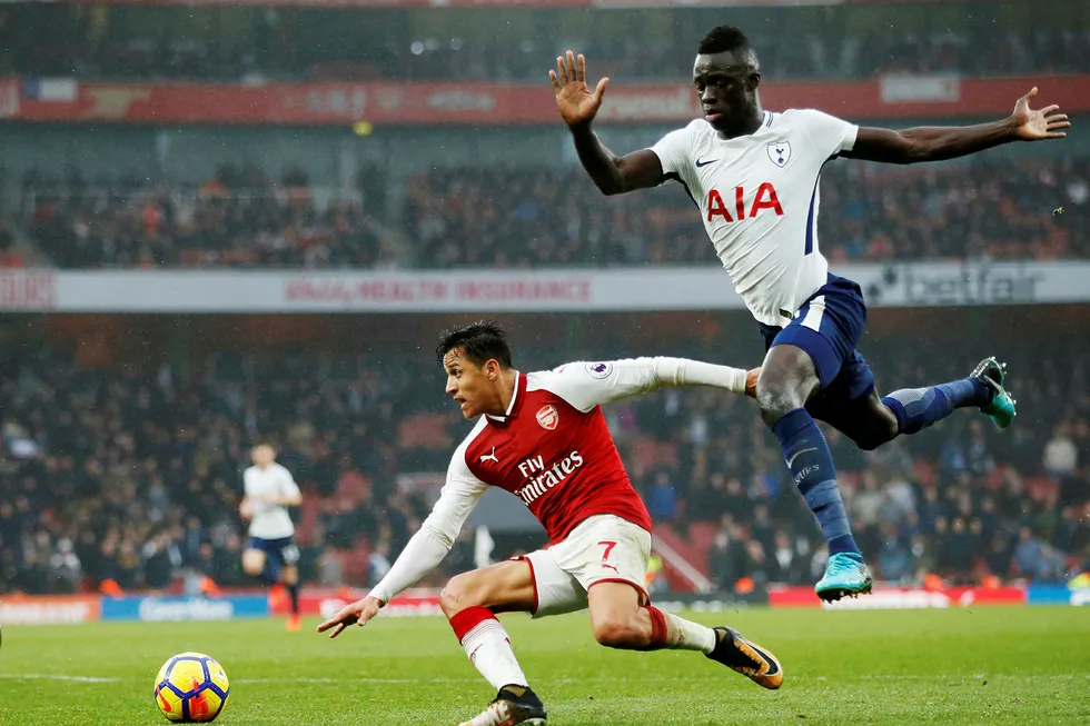 Den chilenske vingen Alexis Sanchez er nå solgt fra Arsenal til Manchester United. Dermed pakker han med seg Nike-skoene og flytter nordover fra London. Her er Alexis Sanchez (til venstre) i duell med Tottenhams Davinson Sanchez. Foto: David Klein/Reuters/NTB Scanpix