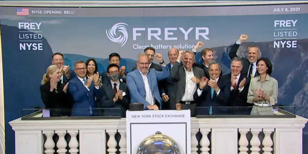 Her ringer Freyr-sjef Tom Jensen med børsbjellen på New York Stock Exchange. Styreleder Torstein Dale Sjøtveit til høyre for Jensen.