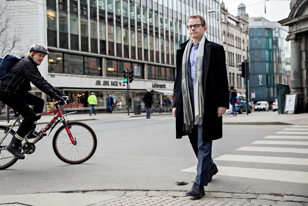 – Det må være muligheter for uavhengige merkevarer å konkurrere på like vilkår om forbrukernes oppmerksomhet, sier Helge Hasselgård, administrerende direktør i Dagligvareleverandørenes forening. Aleksander Nordahl