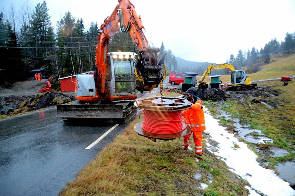 Regjeringen vil innføre en henteplikt for nettselskapene. Den tilsvarer leveringsplikten til strømkunder, men henteplikten gjelder kraftprodusenter.