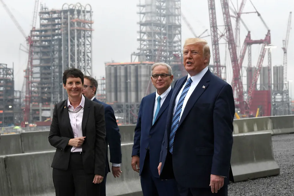 President Donald Trump (t.h.) og EPA-sjef Andrew Wheeler (i midten) under et besøk på et petrokjemisk anlegg som drives av oljegiganten Shell i delstaten Pennsylvania. Shell er ett av flere oljeselskap som har argumentert mot Trump-regjeringen og tatt til orde for at USA fortsatt bør regulere metanutslipp. Årsaken skal være hensynet til oljenæringens omdømme
