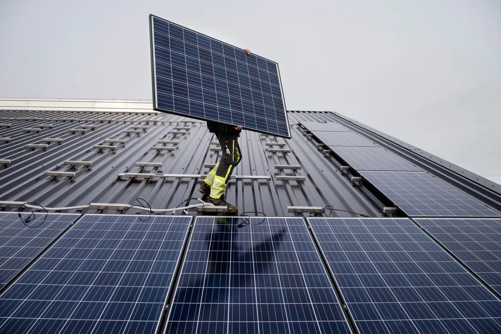Sol kan overraske, og Rystad Energys 1,5-graders globale scenario ser vekst på størrelse med vind, skriver artikkelforfatteren.