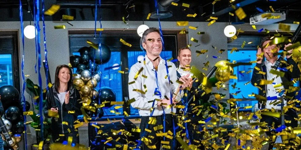 Her feirer Otovo-sjef Andreas Thorsheim børsnoteringen i februar. Aksjen fikk juling fra start, og nedturen fortsatte gjennom våren som sommeren. Men nå kabber kursen opp igjen.