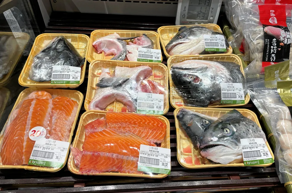 Intrafish fann laks frå både Noreg og New Zealand i fiskedisken på ein supermarknad i Shanghai i mai 2024. Absolutt alt av fisken blei seld, til og med hovud, øyrebein og ryggbein.