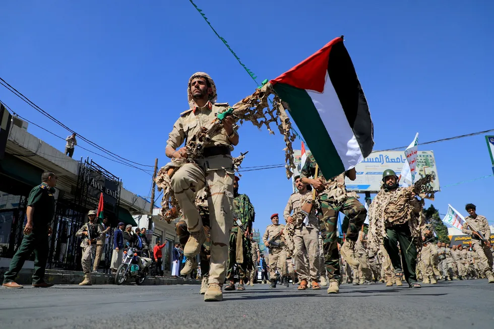Houthi-soldater I Jemens hovedstad Sanaa marsjerer i solidaritet med palestinerne i Gaza.