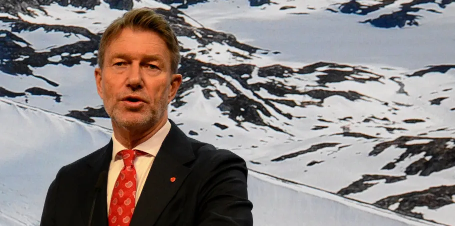 – Departementets vurdering at det ikke er rettslig grunnlag for en slik tolkning. Dommen betyr heller ikke at konsesjonene til vindkraftverkene på Storheia og Roan har falt bort. Inntil nye vedtak kommer på plass, drives vindkraftverkene i henhold til de opprinnelige konsesjonene. Vindkraftselskapene gjør derfor ikke noe ulovlig, sa Terje Aasland i sin redegjørelse til Stortinget mandag.
