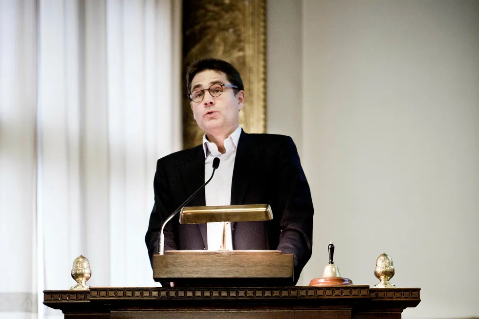 Nærings- og handelsminister Brian Mikkelsen fra Det konservative Folkeparti håper noen av danskenes sparepenger flyttes fra bank- til aksjesparing. Foto: Tonje Eliasson