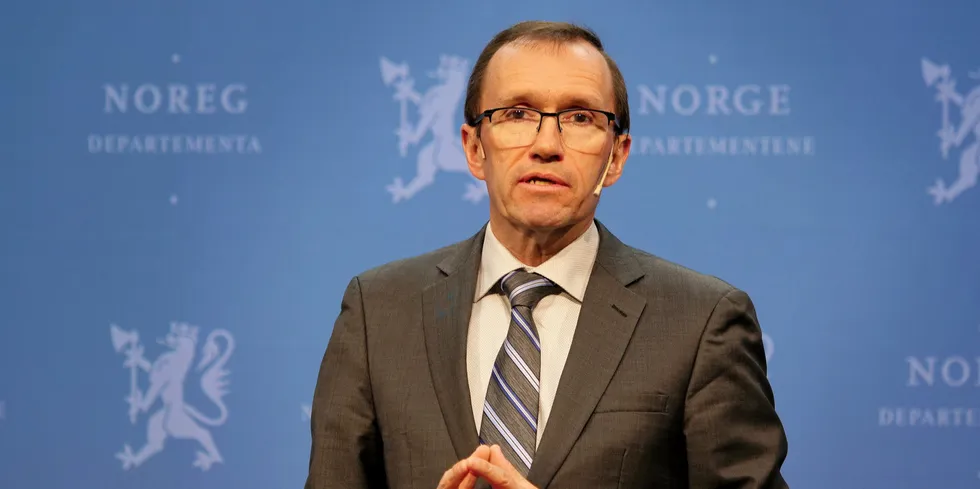 Espen Barth Eide, klima- og miljøminister, må svare om tidsbruk hos statsforvalteren igjen.