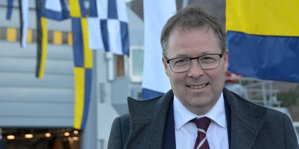 Forsvarsminister Bjørn Arild Gram på helikopterdekket til «KV Jan Mayen».