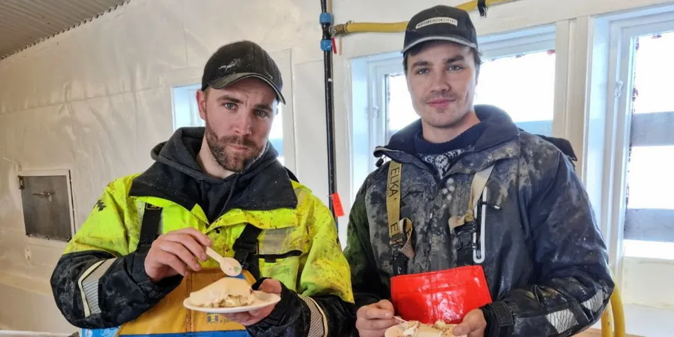 Brødrene Anders og Kjartan Johansen var en av de første til å levere fisk til Saga Fisk i Laukvika, som åpnet dørene fredag. Det ble feiret med kaffe og kake.