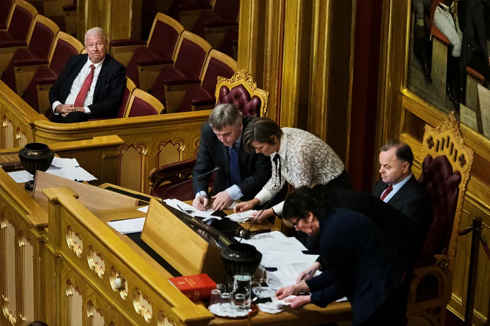 Fra diplomatlosjen fulgte Frp-grunder Carl I. Hagen opptellingen av stemmene ved valg til Nobelkomiteen. Til høyre sitter stortingspresident Olemic Thommessen. Foto: Per Thrana