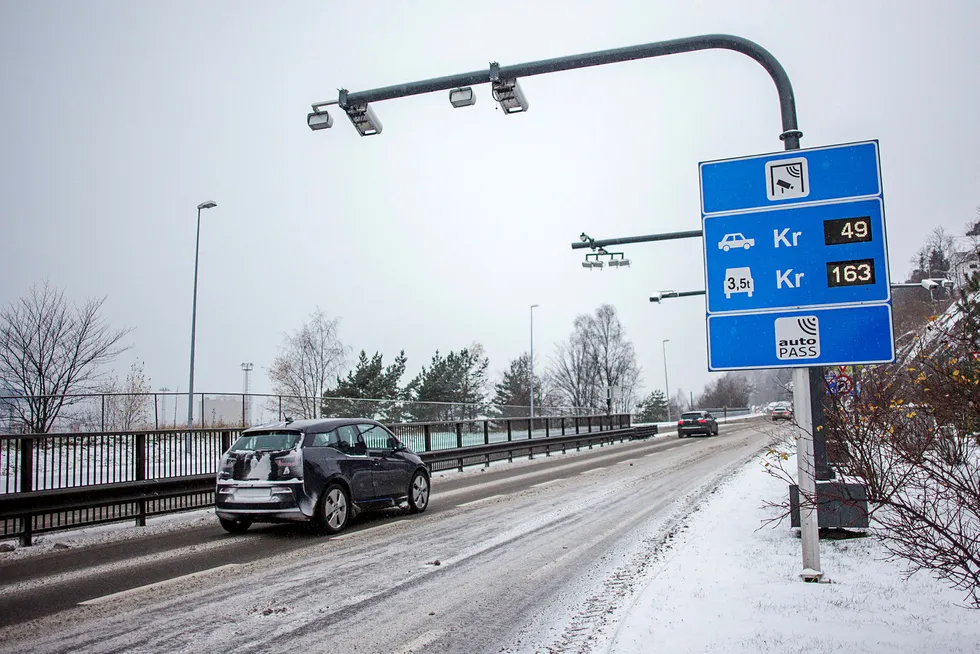 Elbiler suser gratis gjennom bomringer. I 2019 vil det ta slutt i flere av de største byene.