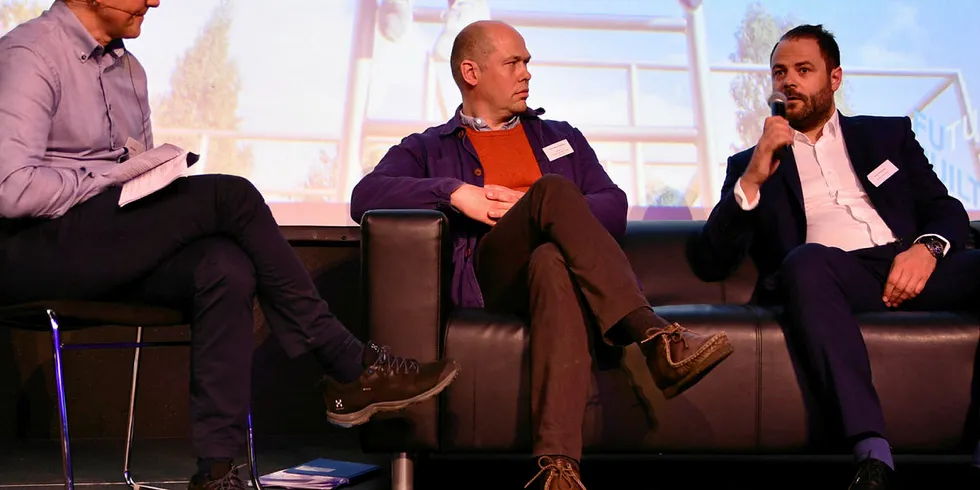 Varmebatteri: Mads Mysen fra FME ZEN (t.v.) diskuterer varmeplanene på Furuset i Oslo med Gard Skoe Fredriksen fra Oslo kommune og Knut Inderhaug fra Fortum Oslo Varme på konferanse i Oslo.