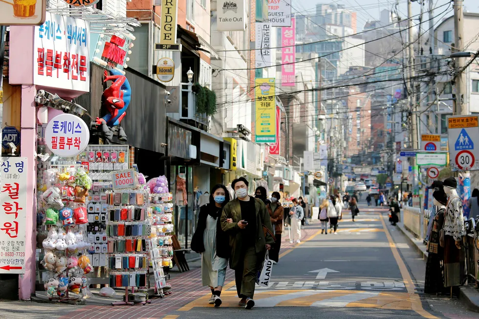 Tallenes tale er klar: 174 er så langt døde i Sør-Korea, mens Spania med litt mindre befolkning har 10.000 døde, skriver Erik Solheim. Gatebilde fra Seoul fredag 3. april.