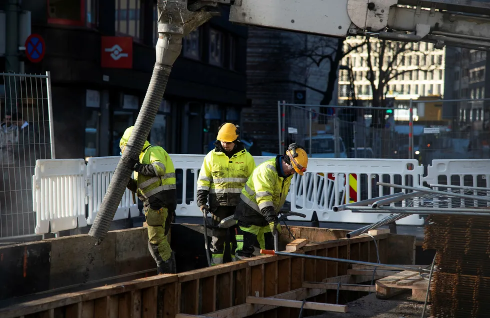 Bygging av midlertidige trikkespor i Brugata. anlegg trikk gravemaskin arbeider anleggsarbeider graving sement