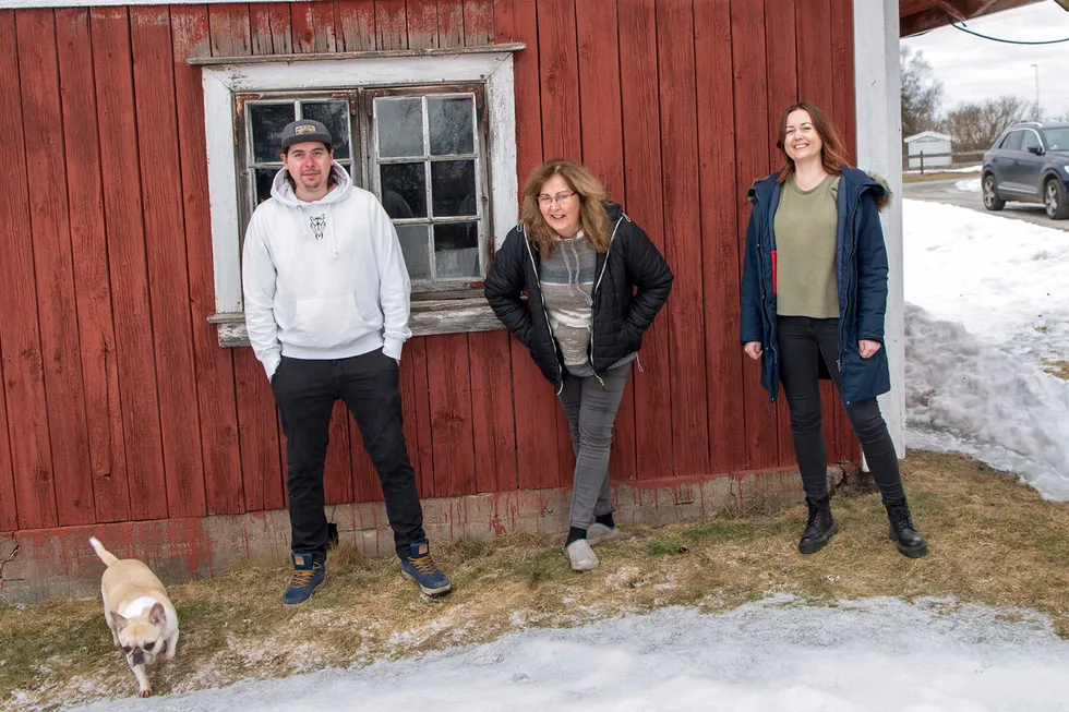 I løpet av to uker i mars ble hele familien Hoel fra Eidsvoll permittert fra jobbene ved Oslo lufthavn Gardermoen. Ett år senere står de fortsatt uten arbeid.