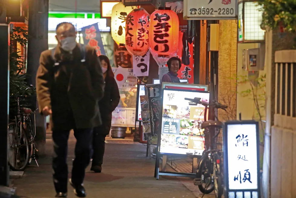 Det er innført nye restriksjoner i Tokyo og andre deler av Japan fra fredag av. Årsaken er rekordhøy smitte. Bilprodusentene stanser deler av produksjonen.