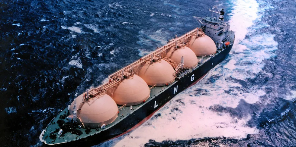 LNG skip seiler i retning EU. Der er det best betalt for naturgass. Nå har det hopet seg opp og 35 skip ligger i kø for å losse gassen i Spania.