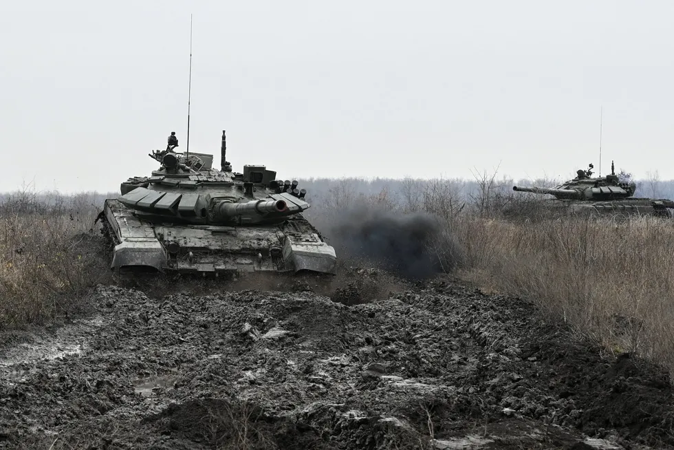 President Donald Trumps holdning til krigen i Ukraina har fått varsellampene til å blinke i Europa. Avbildet er en russisk T-72-tanks tatt i Krasnodar i desember i fjor.