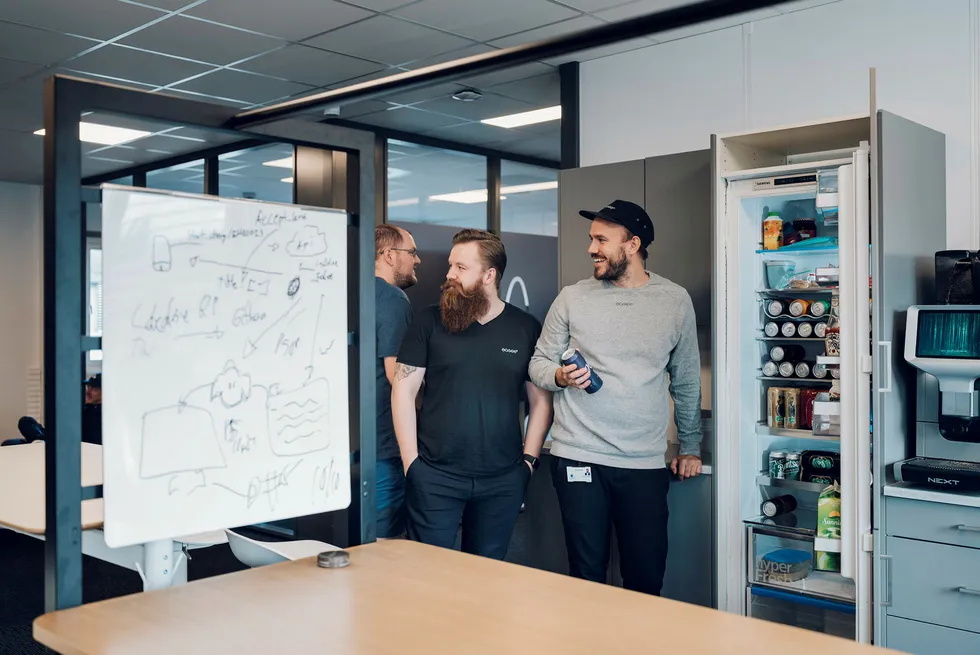 Et kjøleskap fullt med øl er viktig i billadeselskapet Easee. De ønsker å skape en annerledes bedriftskultur. Markedsdirektør Martin Langeland (til høyre). Utvikler Bjarte Skjørestad (til venstre) og salgsdirektør Caspar Mariero-Klees.