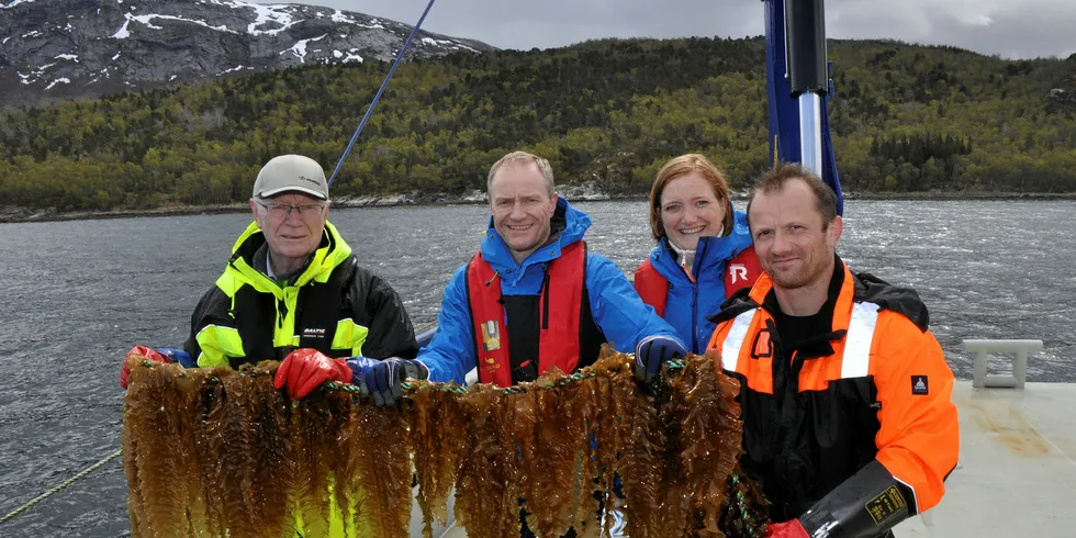 Salten Aqua tar algeproduksjonen i Skjerstadfjorden et skritt videre og kjøper 15 prosent av Eukayo ABC. Her fra algelokaliteten i Kvalnesbukta. Taregründer Johan Andreas Hernes (t.v.), lakseoppdretter Geir Wenberg, Bodø-ordfører Ida Pinnerød og lakseoppdretter Ørjan Wenberg. Bildet er fra en visningstur i fjor sommer.