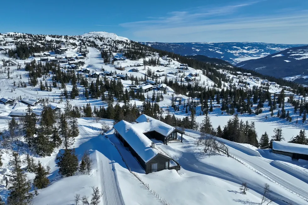 Med en prisantydning på 45 millioner kroner har eiendomsmegler Stig Svartor i Privatmegleren jobbet off market med å selge den 488 kvadratmeter store Kvitfjell-hytta som eies av investor Tore Eiklid og familien.