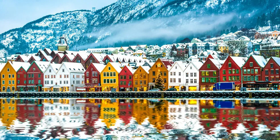 Mye vind gjør at det i perioder produseres for mye strøm i Europa torsdag. Prisene faller i hele Europa og i Norge, men i Bergen faller ikke prisene like mye.