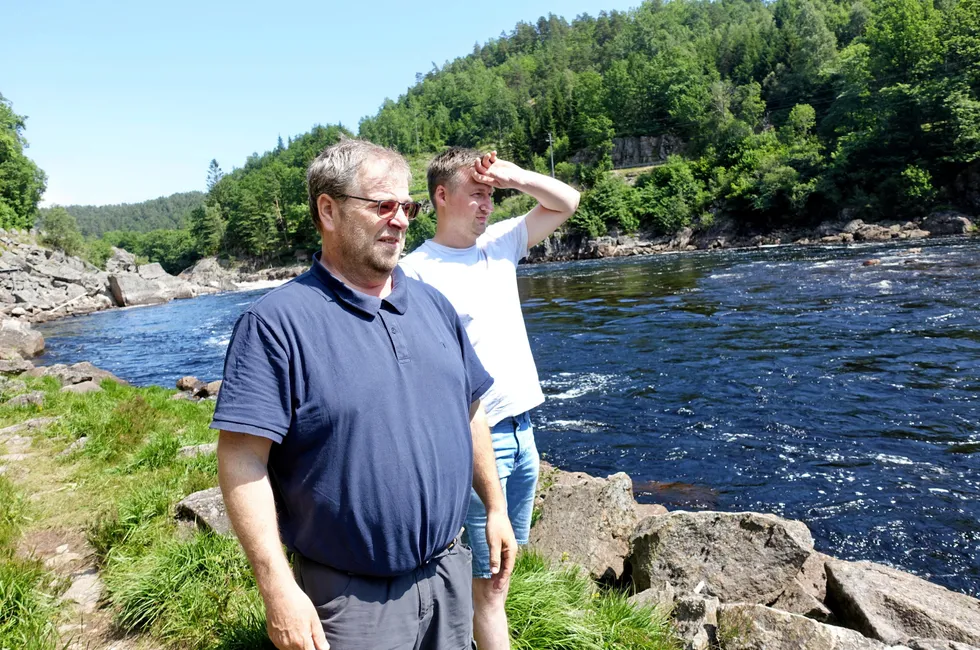 Hvor blir laksen av? Sekretær i elveeierlaget i Mandalselva, Karl Gjermund Damli (til venstre), og oppsynsmann Mads Heldal, lurer på hva kollapsen i villaksinnsiget til elvene skyldes. Det er de ikke alene om.