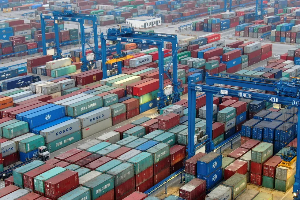 Kinesiske fraktcontainere stablet i et havneområde ved Yangtze-elven i Nantong øst i Kina.