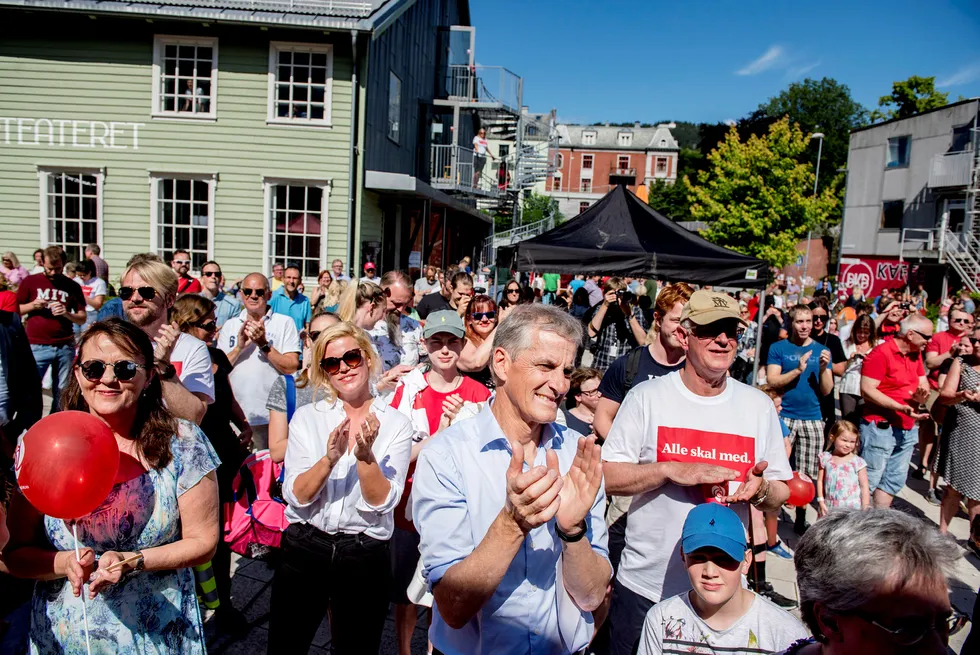 Jonas Gahr Støre åpnet søndag Arbeiderpartiets valgkamp på Cornerteateret i Bergen, sammen med blant andre Jette Christensen, nestleder i Hordaland Arbeiderparti, til venstre fra Støre. Foto: Fartein Rudjord