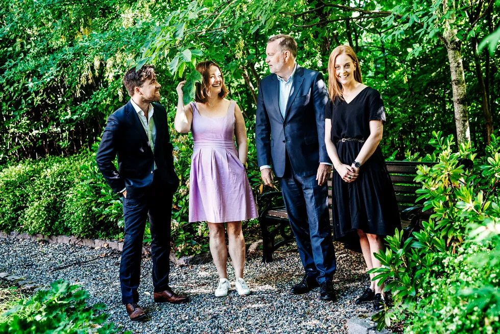 Christopher Wand (fra venstre), Karen Skjånes og Celine Gran fra Geelmuyden Kiese begynner alle å jobbe hos Jan-Erik Larsen (nummer to fra høyre) i pr-byrået Kruse Larsen når oppsigelsestiden deres har gått ut. Foto: Fartein Rudjord