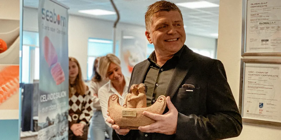 Fjorårets vinner Frank André Yri fikk prisen for sitt arbeid som kommersiell direktør i eksportselskapet Seaborn.