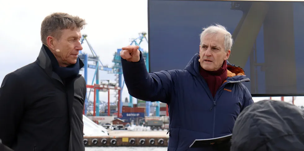 Olje- og energiminister Terje Aasland og statsminister Jonas Gahr Støre på pressekonferanse om utlysing av havvindområde.