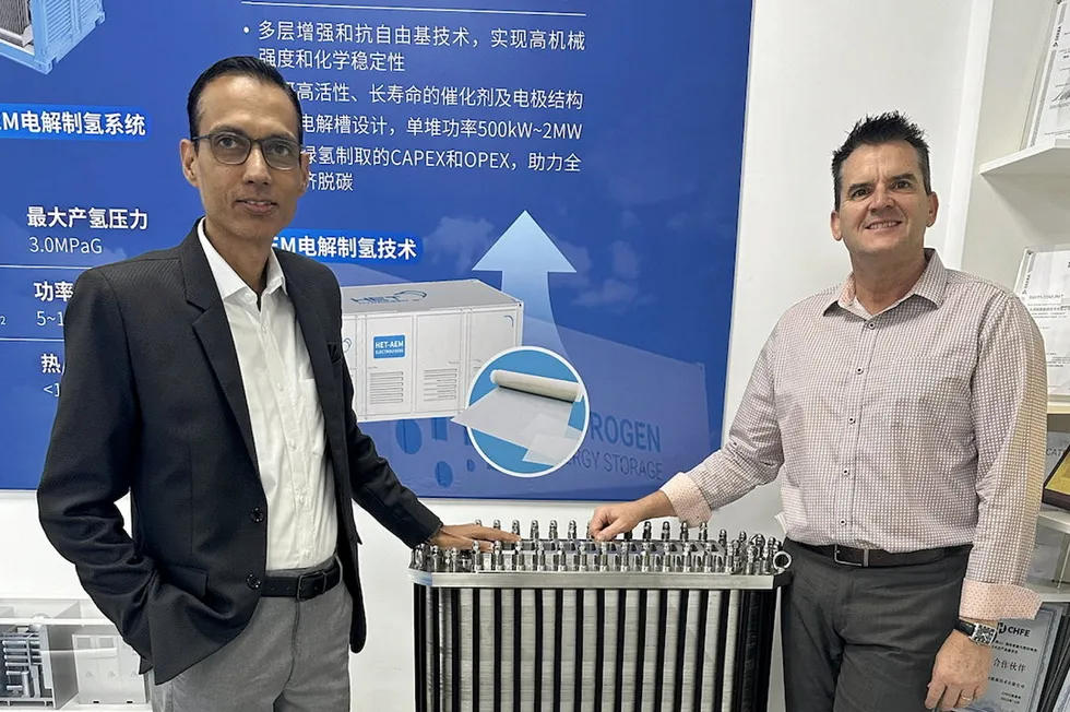 . (r-l) Craig Knight, CEO of HET Hydrogen, and Sudhir Sarawat, Indify director and India national head for Horizon Fuel Cell Technologies, with a PEM electrolyser.