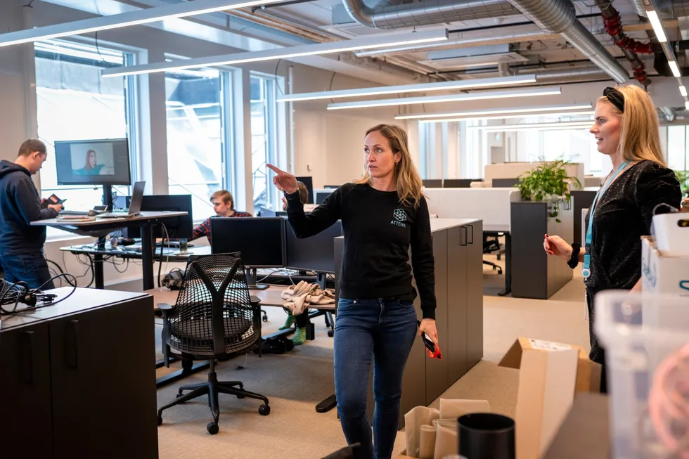 På kort tid har Attensi doblet antallet ansatte og flyter nå inn i nye lokaler. Anne Lise Waal og Silje Kroglund sjekker at alt faller på plass i de nye lokalene.