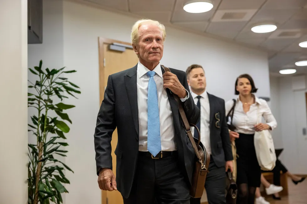 Fra venstre: Per Danielsen, Håkon Danielsen og Linnea Tereza Karlberg på vei inn i rettssalen i Oslo tingrett i mai. Per Danielsen kjemper for å få tilbake advokatbevillingen.