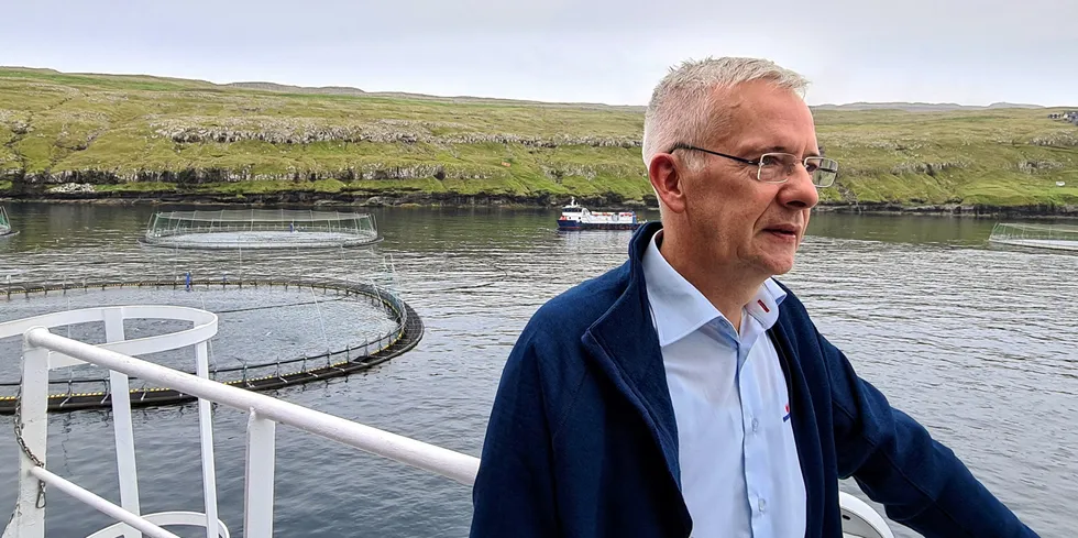 Bakkafrost-sjef Regin Jacobsen. Her ver sjølokaliteten Gulen (A02) rett utenfor Torshavn.