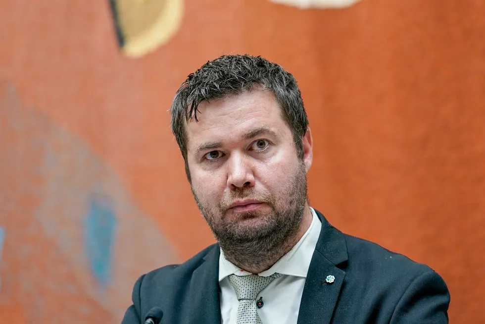 Geir Pollestad (Sp) vil ikke prioritere å bygge ut kraftnettet innad i Norge, til tross for at faginstansene anbefaler det.
