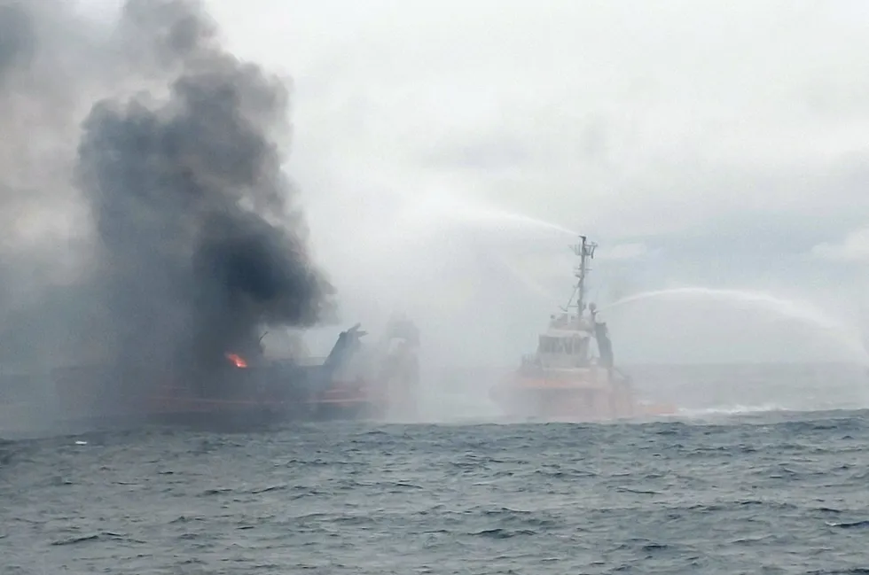 «Havfjord» brant opp i Nordsjøen. Til høyre fartøyet «Stadt Florø».